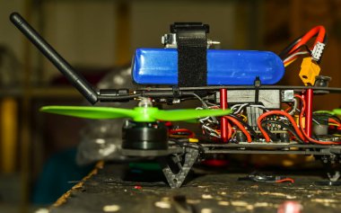 Çalışma tezgahında uzaktan kumandalı araç.