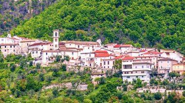 İtalyan kasabası Posta Fibreno 'nun Abruzzo, Lazio ve Molise milli parkının kenarındaki manzarası..