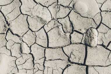 Derenin kıyısında kuru çamur yüzeyi, yüksek açı görünümü, tam çerçeve dokusu arkaplanı