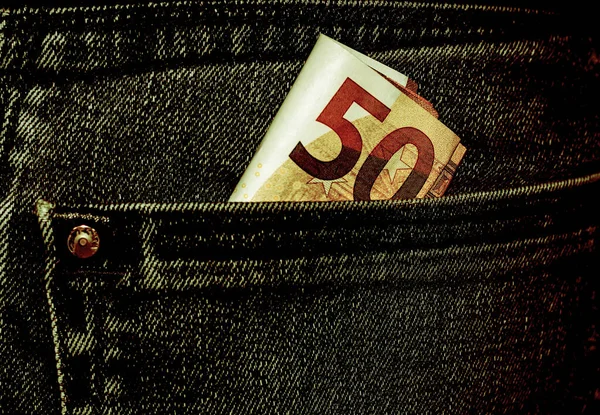 Kotun cebinde 50 euro banknot, tasarruflar, kazançlar, konsept resim