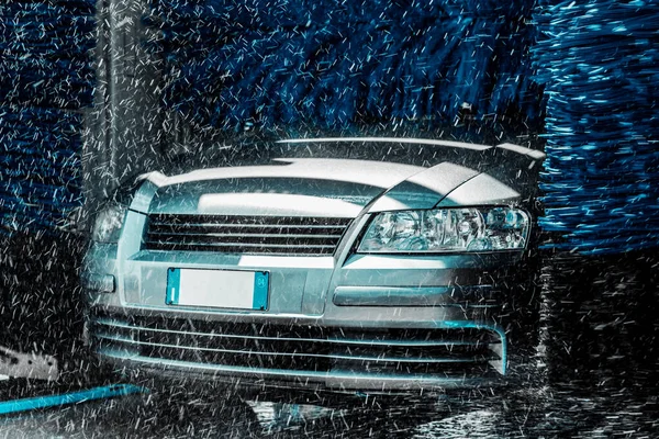 Otomatik oto yıkama makinesindeki araç