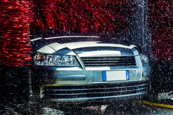 İtalyan Lazio bölgesinde otomatik oto hizmet oto yıkama makinesindeki araç