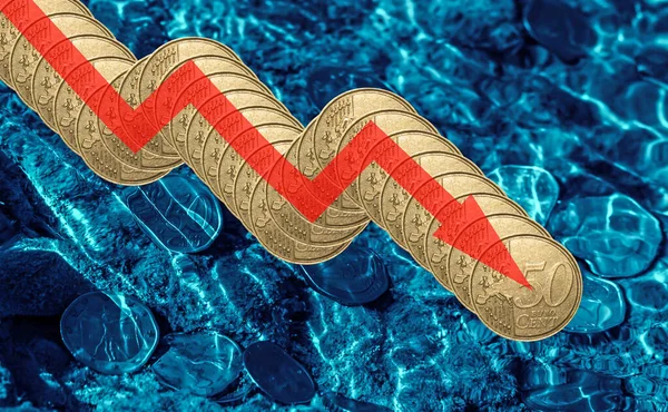Avro sikkeleri, iş finans ve ekonomi konsepti ile mavi sulara karşı kırmızı okla 50 avro sent düşüş eğilimi