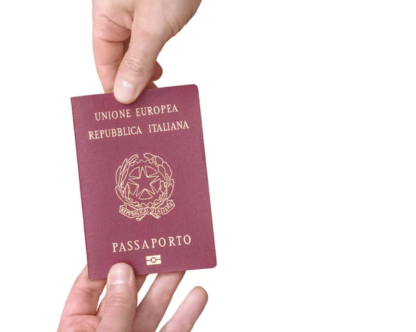 Avrupa Birliği 'nin İtalyan biyometrik pasaportu beyaz arka planda iki el arasında izole edildi