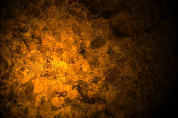 Superfície Água Dourada Fundo Escuro Textura Abstrata — Fotografia de Stock