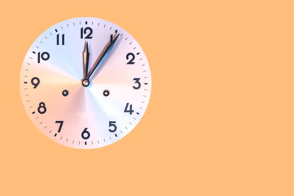 圆形机械钟表刻度12点5分 在橙色背景下与复制空间隔离 — 图库照片