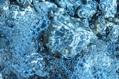 Nehrin soğuk, berrak, akıcı su yüzeyi..