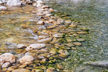 İtalya 'nın Lazio bölgesindeki kayalık Mollarino deresinin akan suyu
