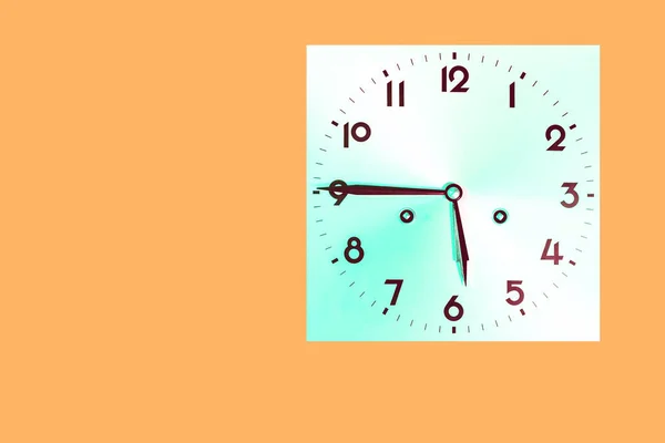 Квадратний Механічний Годинник Який Позначає Чверть Шести Ізольованих Помаранчевому Кольоровому — стокове фото