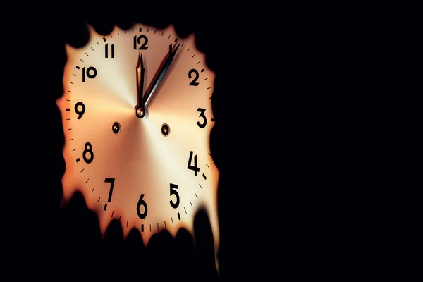 Gece Yarısını Beş Geçe Eriyen Mekanik Saat Yüzü Siyah Arkaplan — Stok fotoğraf