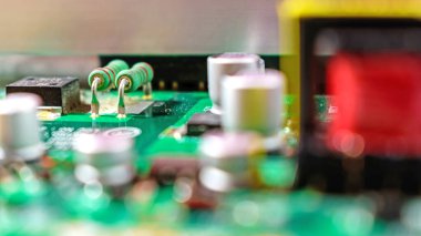 Elektronik TV devre kartındaki rezistanslar, seçici odaklanma, makro yakın çekim