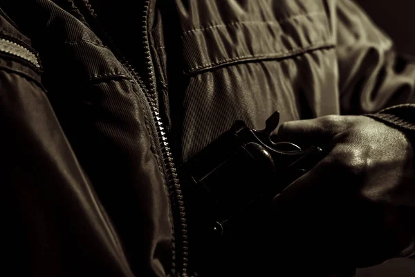 男人在黑暗 黑手党 概念形象中把枪藏在夹克里 — 图库照片