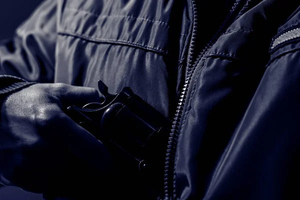 Άνθρωπος Κρύβει Ένα Όπλο Στο Σακάκι Του Στο Σκοτάδι Έννοια — Φωτογραφία Αρχείου