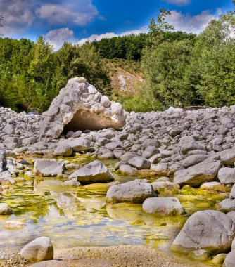 Güneydoğu Lazio bölgesindeki İtalyan Apennine Dağları 'nın ortasındaki Mollarino kayalık nehrinin geniş manzarası, bir yaz günü, HDR manzarası