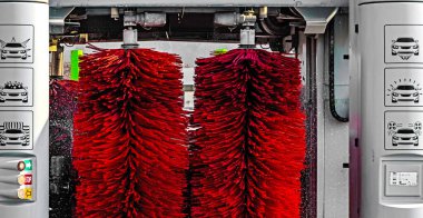 İtalyan Lazio bölgesindeki bir benzin istasyonunda otomatik oto yıkama makinesi.