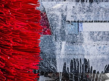 Otomatik oto yıkama makinesindeki araç.