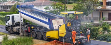 İtalyan Lazio bölgesinde endüstriyel araçlar ve makinelerle çalışan insanların geniş açılı görüntüsü