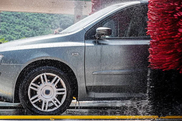 Otomatik oto yıkama makinesinde yıkanırken araç