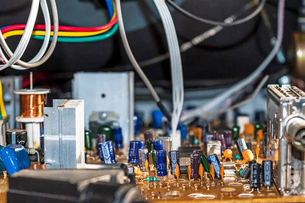 Dirençleri, kapasitörleri ve elektrik bileşenleri olan elektronik televizyon devre kartı 