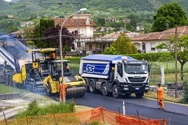Trabalhadores Trabalho Asfalto Estrada Com Veículos Industriais Máquinas Região Italiana — Fotografia de Stock