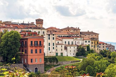 Mayıs ayı başlarında Atina 'nın güneydoğu Lazio bölgesindeki İtalyan Apennine dağlarının ortasındaki Comino Vadisi' nde yer alan kenti.