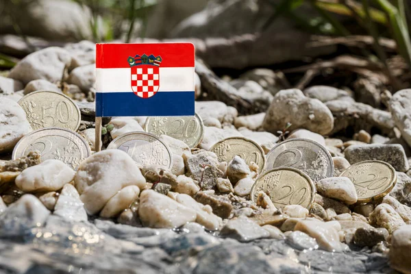 Kroatische Vlag Met Euromunten Midden Van Grind Rivieroever Valutawissel Business — Stockfoto