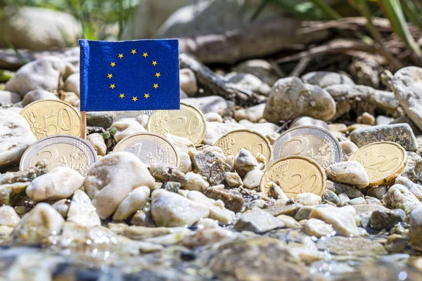Европейский Флаг Монетами Евро Фоне Гравия Берегу Реки Бизнес Финансы — стоковое фото
