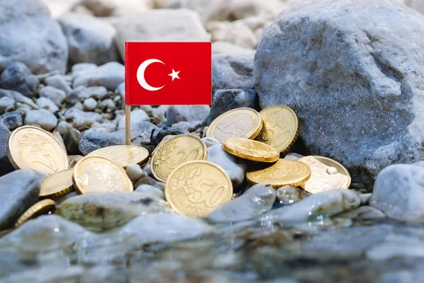 Turkiets Flagga Med Euromynt Bland Stenar Och Vatten Flodbanken Valutaväxling — Stockfoto