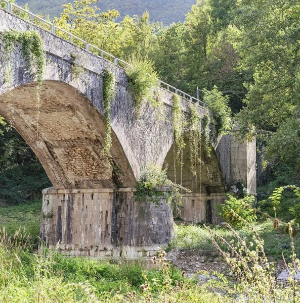 SR627 Della Vandra yolundaki eski dağ köprüsü, San Giuseppe, Picinisco 'da, Güney-Doğu Lazio bölgesindeki İtalyan Apennine dağları arasında, geniş açılı.