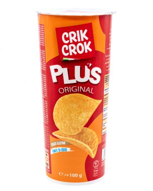Crik Crock Plus orijinali, bir paket patates cipsi, beyaz arka planda izole edilmiş İtalyan ürünü.