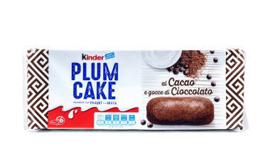 Çikolata parçalı Ferrero Kinder Kakao Kakaosu. Beyaz arka planda izole edilmiş İtalyan ürünü.