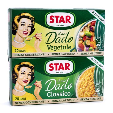 Star Dado Vegetale e Classico, sebze ve klasik stok küpü paketi, beyaz arka planda İtalyan ürünü.