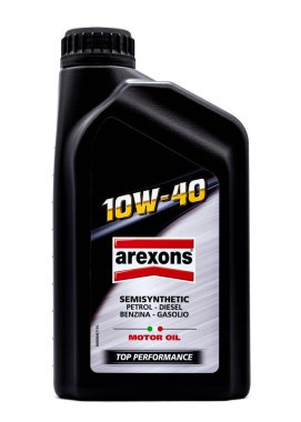 10W-40 yarı sentetik motor yağı, beyaz arkaplanda izole edilmiş ürün