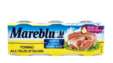 Mareblu tonno all olio di oliva, bir paket konserve ton balığı, beyaz arka planda izole edilmiş ürün