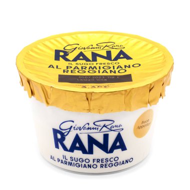 Rana sugo fresco al Parmigiano Reggiano, Parmesan peynirli taze sos kavanozu, beyaz arka planda izole edilmiş İtalyan ürünü.