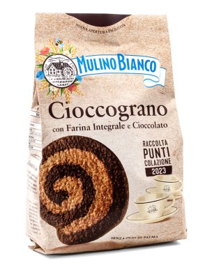 Barilla Mulino Bianco Cioccograno, toptan un ve çikolatalı bir paket bisküvi, beyaz arka planda izole edilmiş İtalyan ürünü.