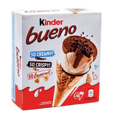 Ferrero Kinder Bueno, 4 paket dondurma, beyaz arka planda izole edilmiş İtalyan ürünü.