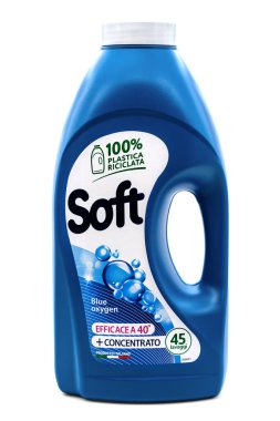 Yumuşak Mavi Oksijen, sıvı çamaşır deterjanı, beyaz arkaplanda izole edilmiş İtalyan ürünü.