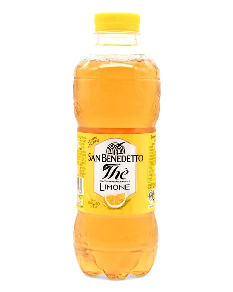 San Benedetto Limon, limon aromalı buzlu çay, beyaz arka planda izole edilmiş İtalyan ürünü.