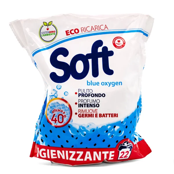Yumuşak Mavi Oksijen Eko Ricarica, çamaşır makinesi deterjan paketi, beyaz arkaplanda izole edilmiş İtalyan ürünü
