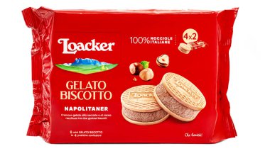 Loacker Gelato Biscotto Napolitaner, bir paket dondurma, beyaz arka planda izole edilmiş İtalyan ürünü.