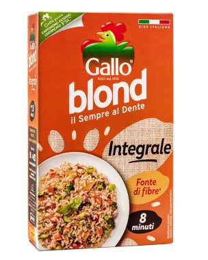 Gallo Blond riso integrali, kahverengi pirinç paketi, beyaz arka planda izole edilmiş İtalyan ürünü.