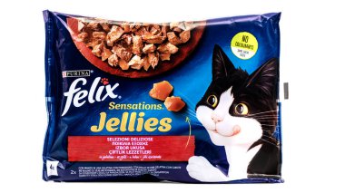 Purina Felix Sensations Jellies, bir paket sığır eti ve tavuklu kedi maması, beyaz arka planda izole edilmiş ürün
