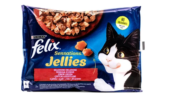 Purina Felix Sensations Jellies, bir paket sığır eti ve tavuklu kedi maması, beyaz arka planda izole edilmiş ürün
