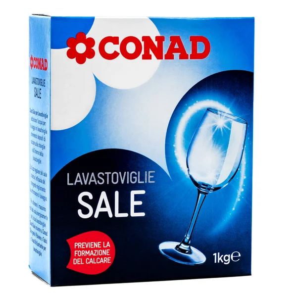 Conad Satış Lavastoviglie, bir paket bulaşık makinesi tuzu, beyaz arka planda izole edilmiş İtalyan ürünü.