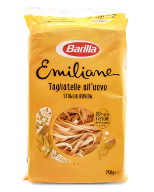 Barilla Emiliane Tagliatelle, bir paket yumurta makarna, beyaz arka planda izole edilmiş İtalyan ürünü.