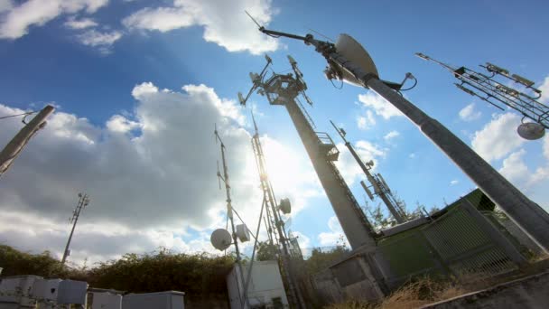Низкоугольный Вид Сетевой Вышки Ретранслятора Фоне Облачного Неба Атина Фелиноне — стоковое видео