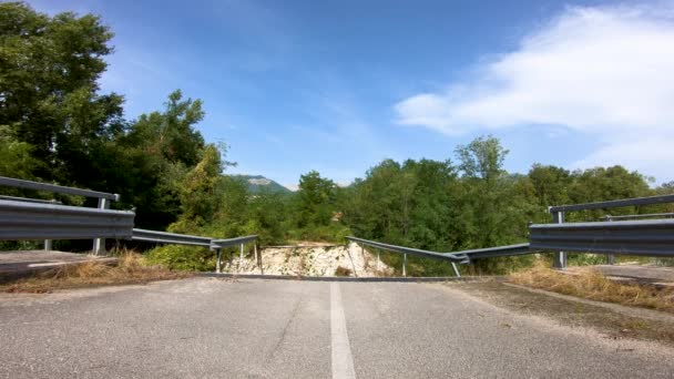 位于意大利拉齐奥东南部阿彭宁山脉之间的皮钦斯科河泛滥 导致一座公路桥梁坍塌的风景 — 图库视频影像
