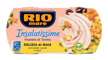 Rio Mare Insalatissime Delizia di Mais, mısır, bezelye, havuç ve zeytinli konserve ton balığı salatası, beyaz arka planda izole edilmiş İtalyan ürünü..