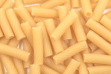 Beyaz tabakta Tortiglioni n83, yüksek açılı, yakın plan İtalyan makarnası yığını..